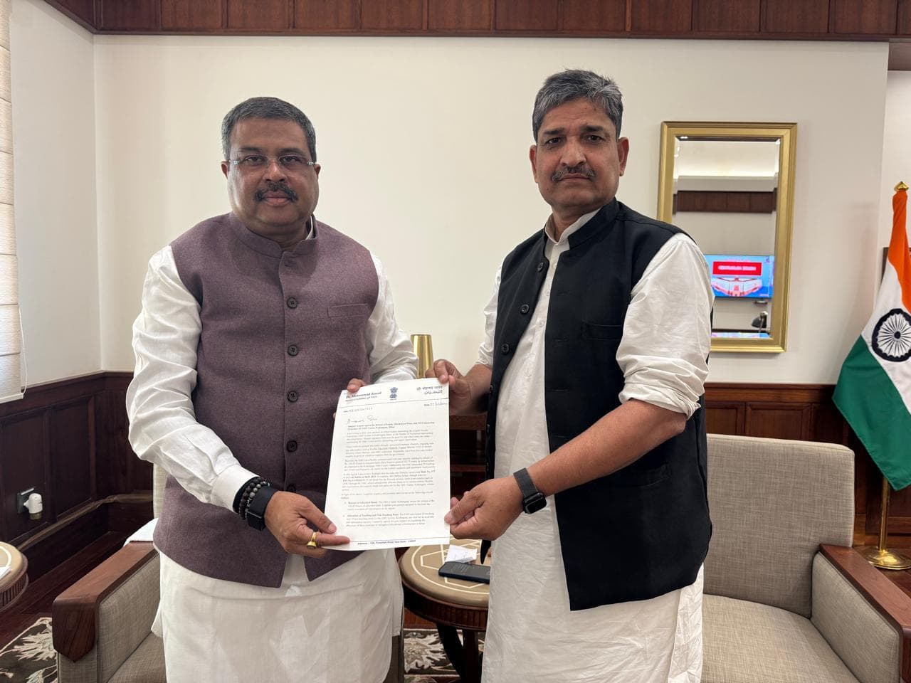 केंद्रीय शिक्षा मंत्री को सांसद ने सौंपा मांग पत्र