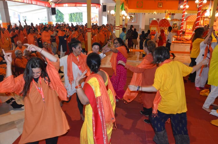 Deoghar News : धर्म मंदिर व गिरिजाघर तक सीमित नहीं, कर्म से भी व्यक्ति व समाज का उत्थान : स्वामी निरंजनानंद