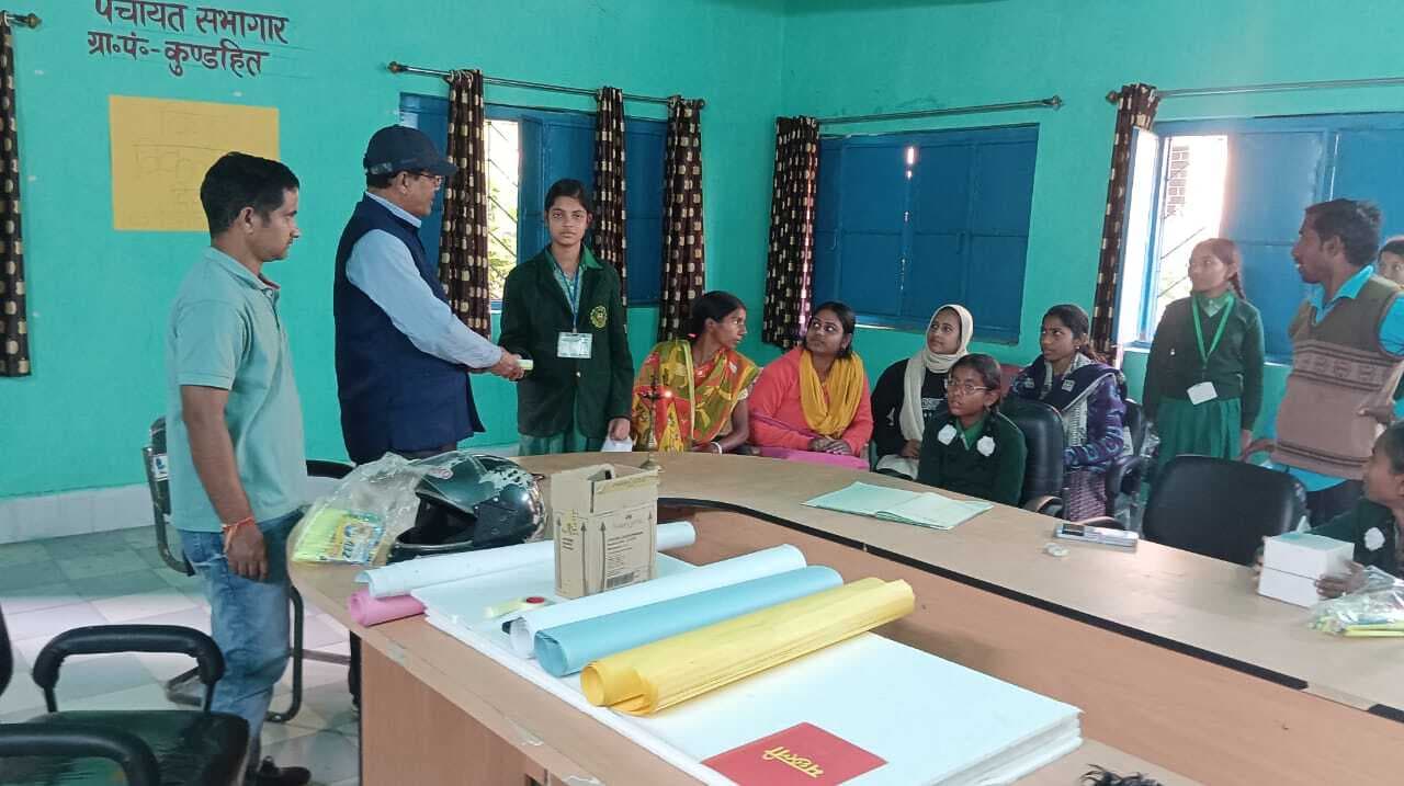 पेंटिंग प्रतियोगिता में शबनम खातून को मिला पुरस्कार