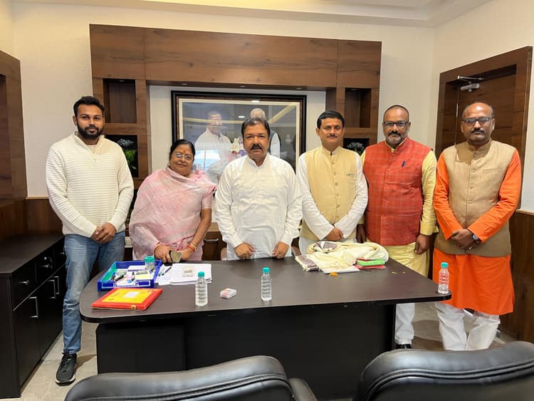 मंत्री डॉ दिलीप जायसवाल का जन्मदिन धूमधाम से मनाया