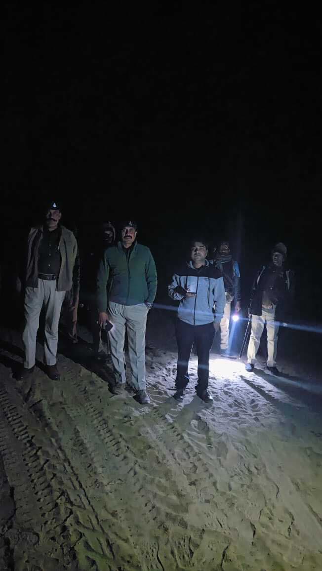 टीम ने विभिन्न घाटों पर चलाया छापेमारी अभियान