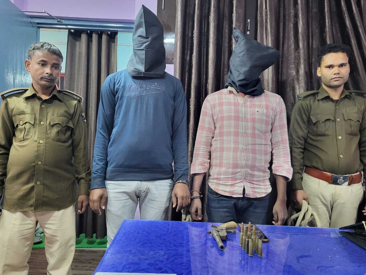 देसी कट्टा व तीन कारतूस के साथ दो युवक गिरफ्तार, खोखा, बाइक व मोबाइल जब्त