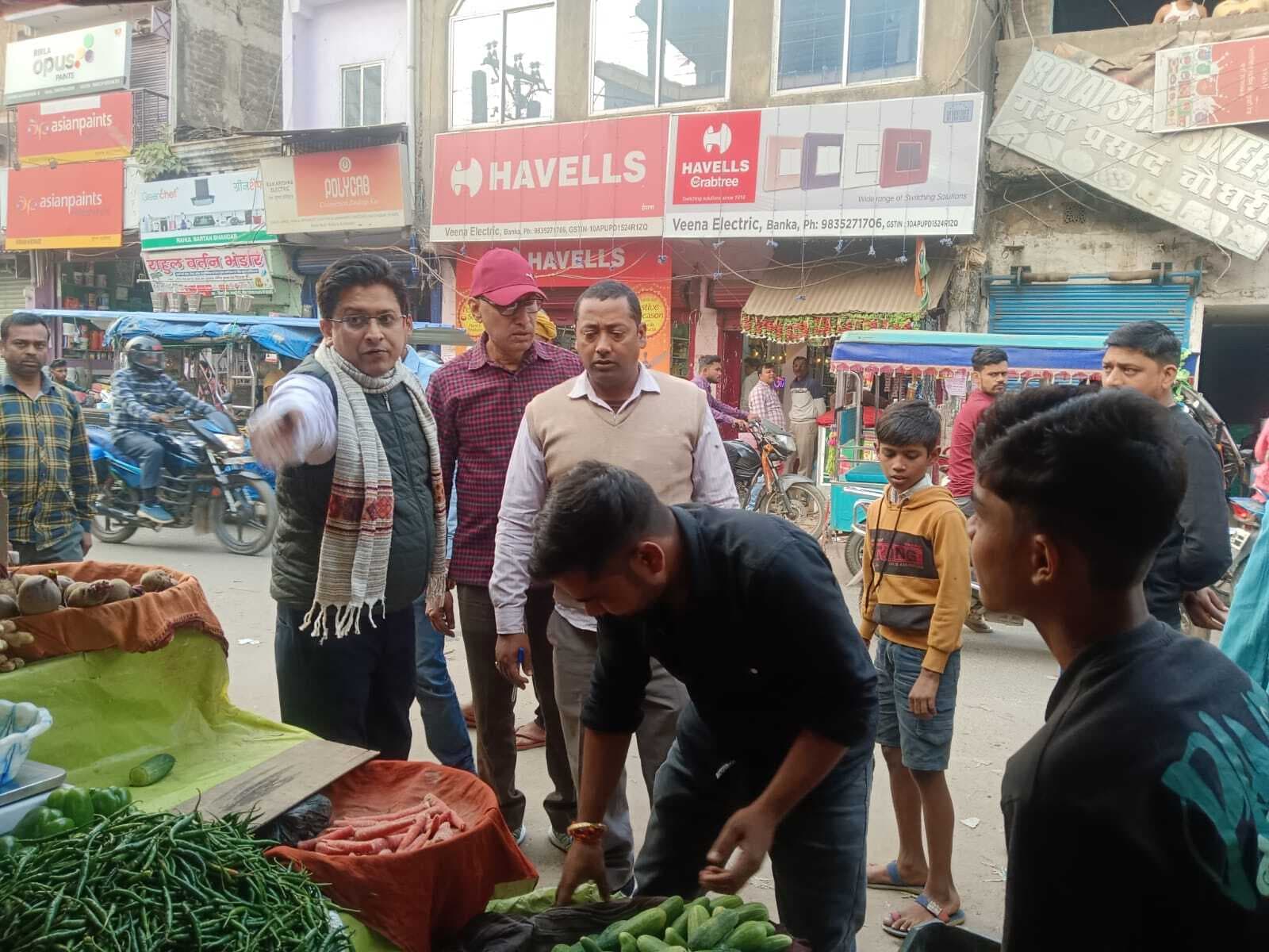 शहर में चला अतिक्रमण मुक्त अभियान, कई दुकानदार से वसूला गया जुर्माना