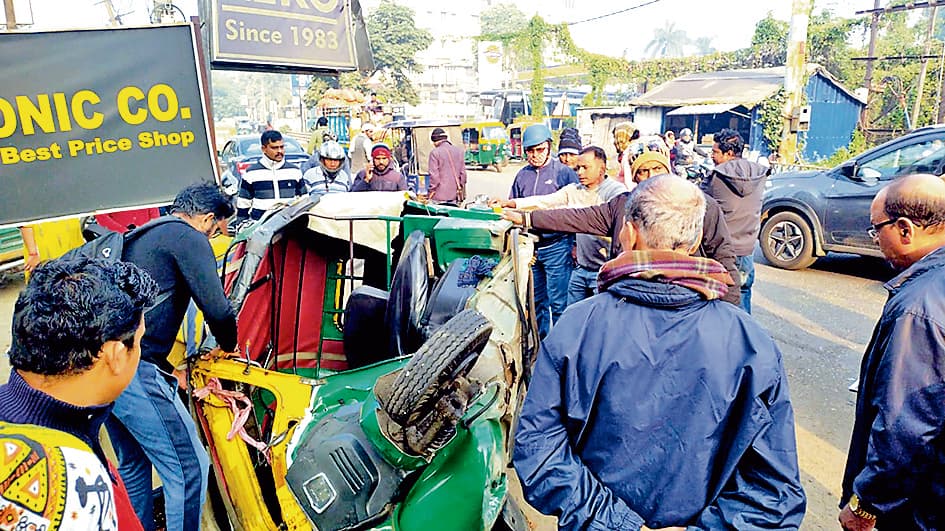 ट्रक-ऑटो में टक्कर, एक की मौत, एक घायल