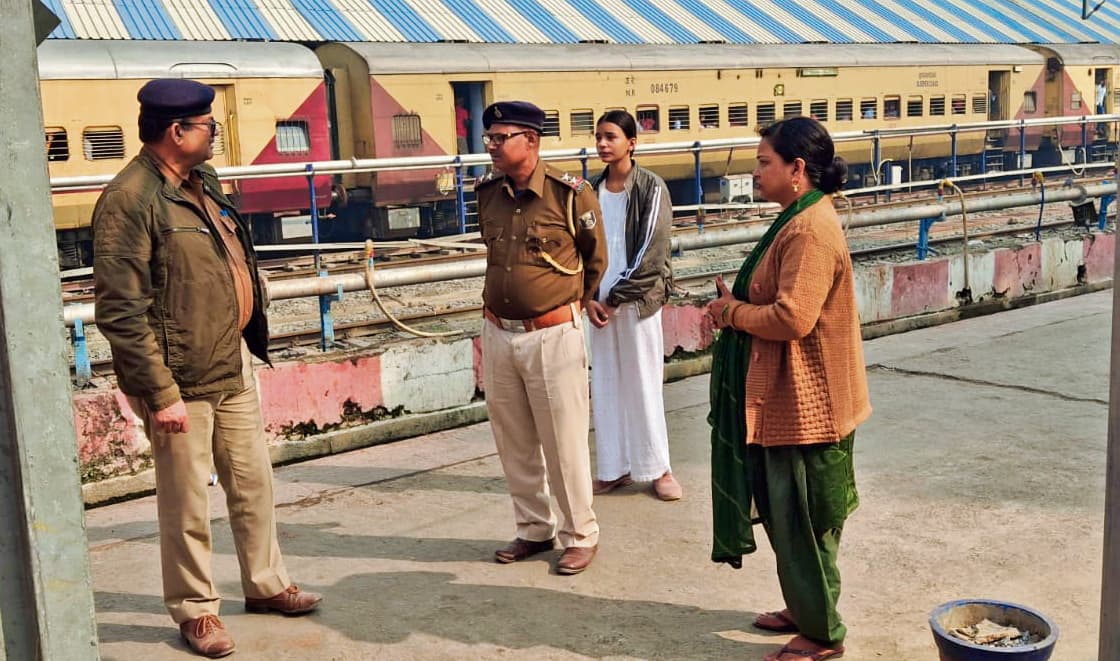 Chhapra News : ट्रेन में चढ़ने के दौरान महिला यात्री का पर्स उड़ा ले गये चोर