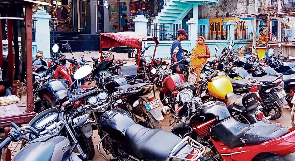 Chhapra News : मार्केटिंग कॉम्प्लेक्स, बैंक व निजी अस्पतालों में पार्किंग के इंतजाम नहीं, लगता है जाम