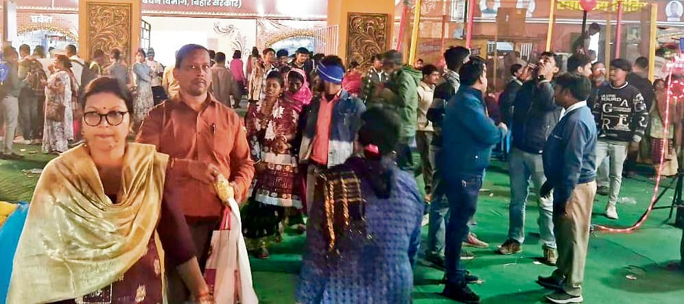 Sonepur Mela : सोनपुर मेला में अध्यात्म व भारतीय संस्कृति से अवगत हो रहे लोग