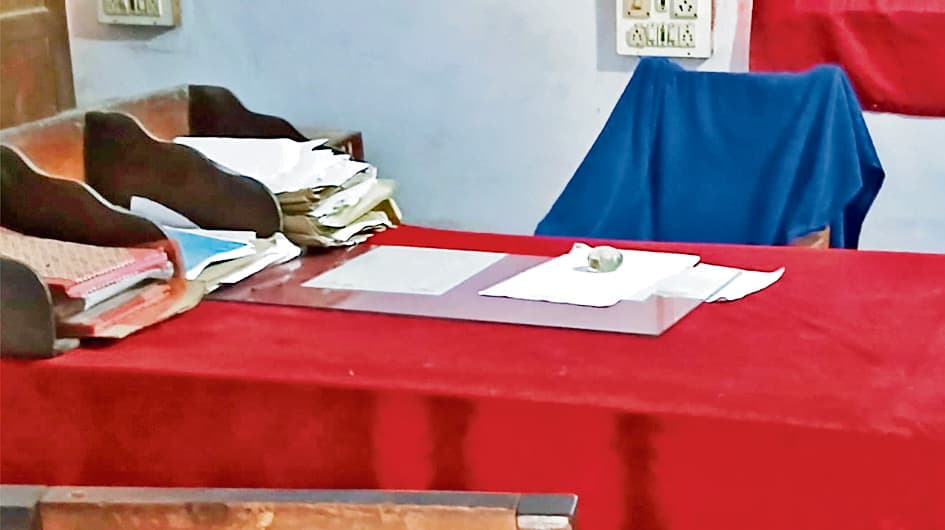 gopalganj news : बाजार में लुट रहे ग्राहक और कार्यालय से अधिकारी नदारद