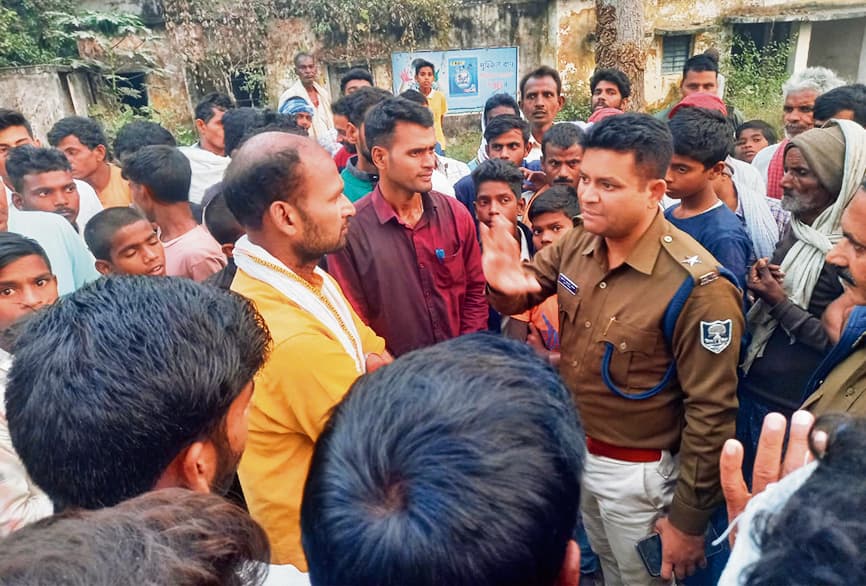 पैक्स चुनाव के दौरान हुई मारपीट पांच घंटे तक जाम रहा स्टेट हाइवे