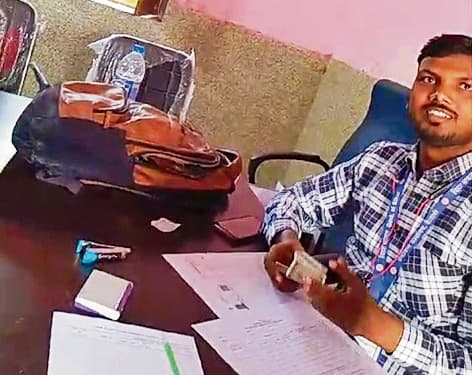 Hajipur News : भूमि सर्वेक्षण शिविर में रिश्वत लेते अमीन का वीडियो वायरल