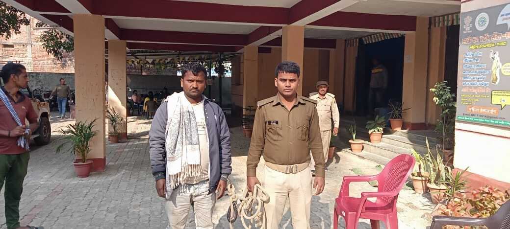 बिना ढके व अवैध चालान के गिट्टी लदा ट्रक जब्त, चालक गिरफ्तार