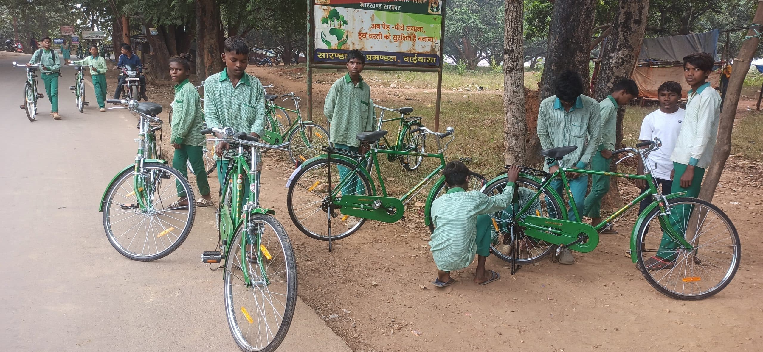 Chaibasa News : छात्रों के बीच बांटी गयीं घटिया साइकिलें, पार्ट पुर्जे गायब