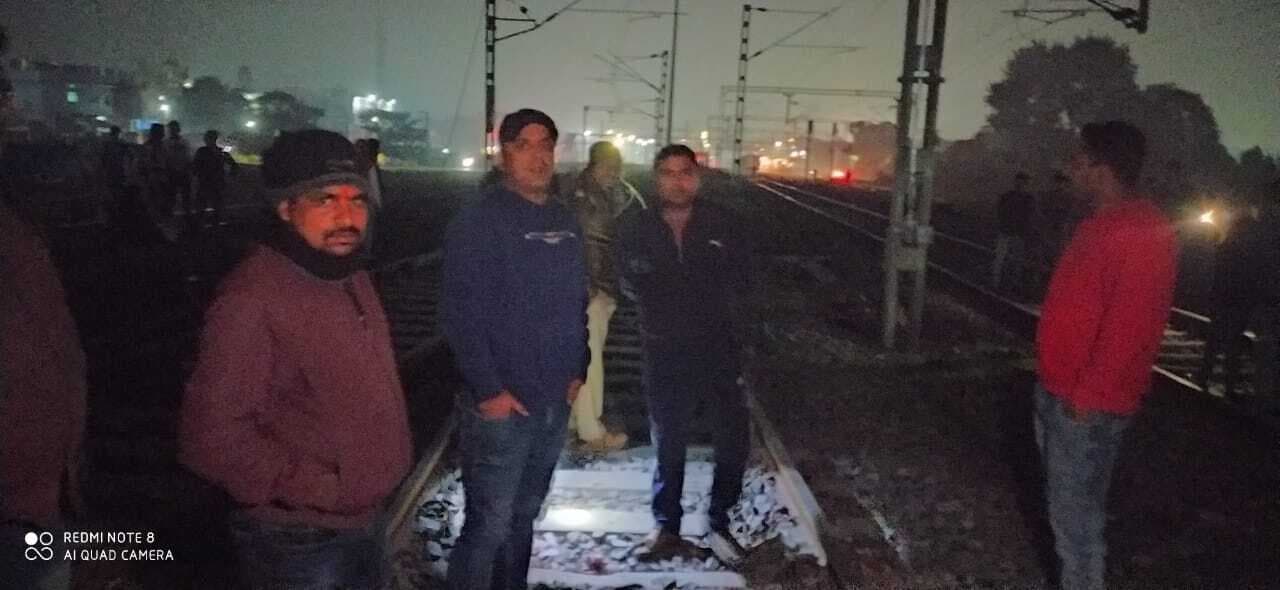 लकड़ी लदे ट्रैक्टर के पलटने से दबकर एक की मौत, दूसरा घायल