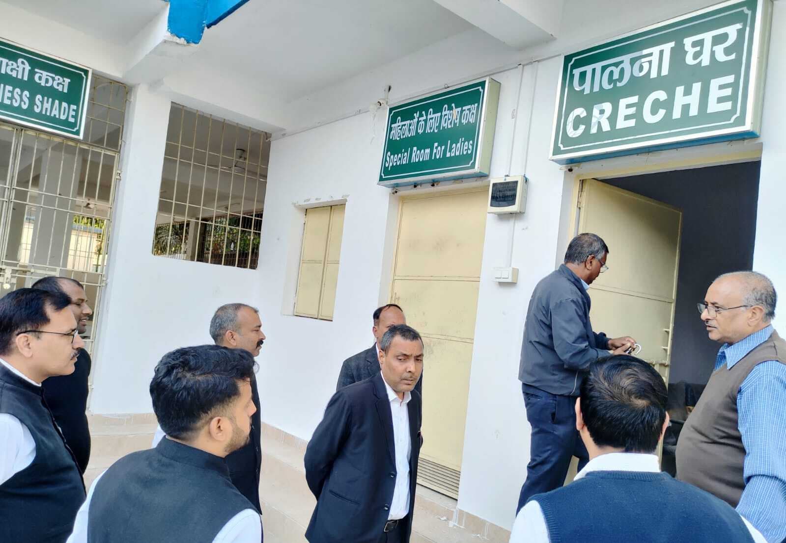 जिला जज ने न्यायमंडल का किया औचक निरीक्षण, दिये कई निर्देश