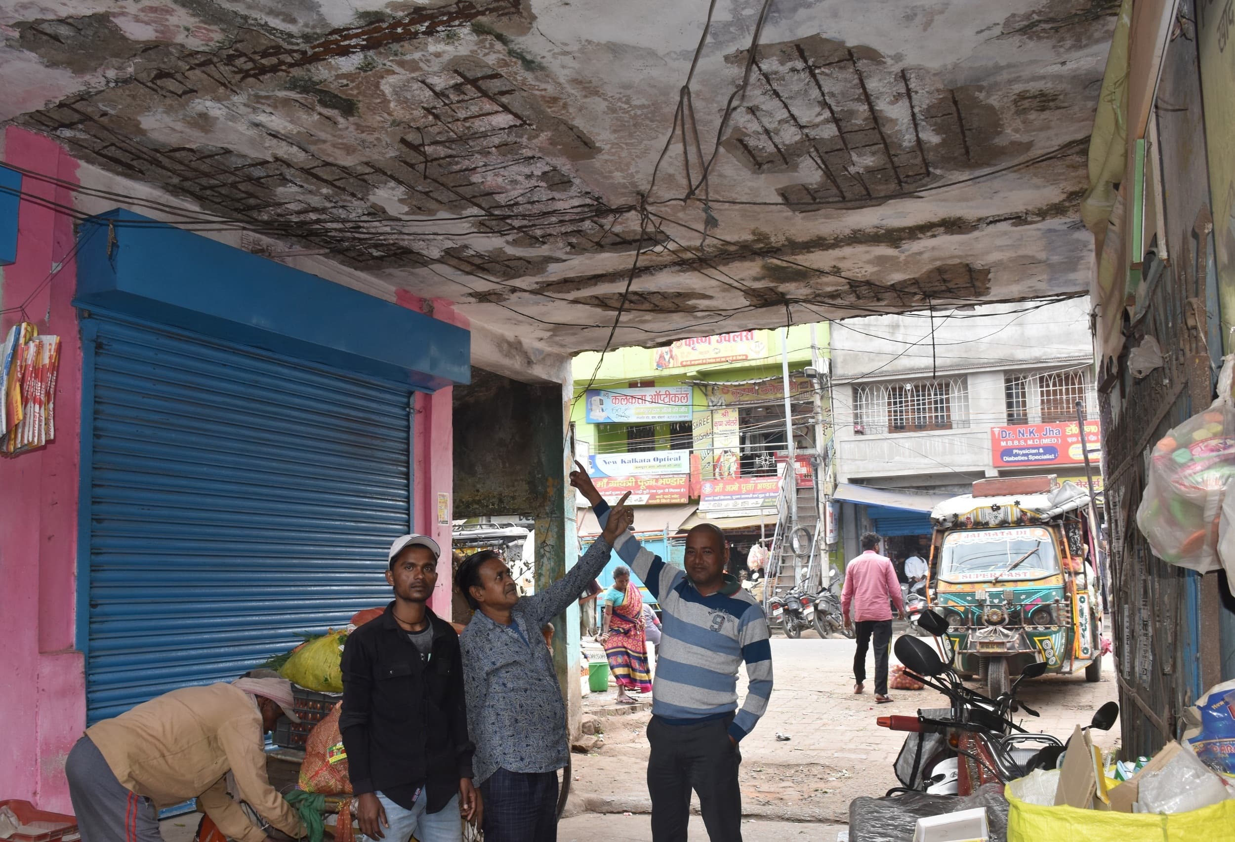 BOKARO NEWS: जोधाडीह मोड़ की सब्जी मार्केट की दुकानें जर्जर, कभी भी हो सकती है बड़ी दुर्घटना