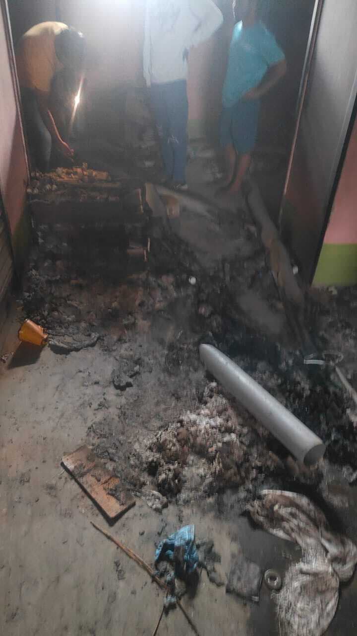 Dhanbad news : गोदाम में लगी आग, लाखों की सामग्री जली