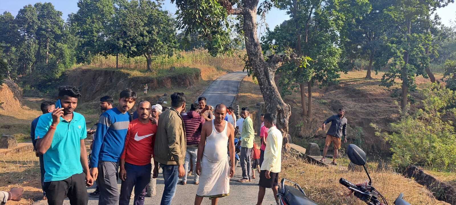 Giridih News: सड़क निर्माण में अनियमितता का आरोप, ग्रामीणों ने रोका कार्य