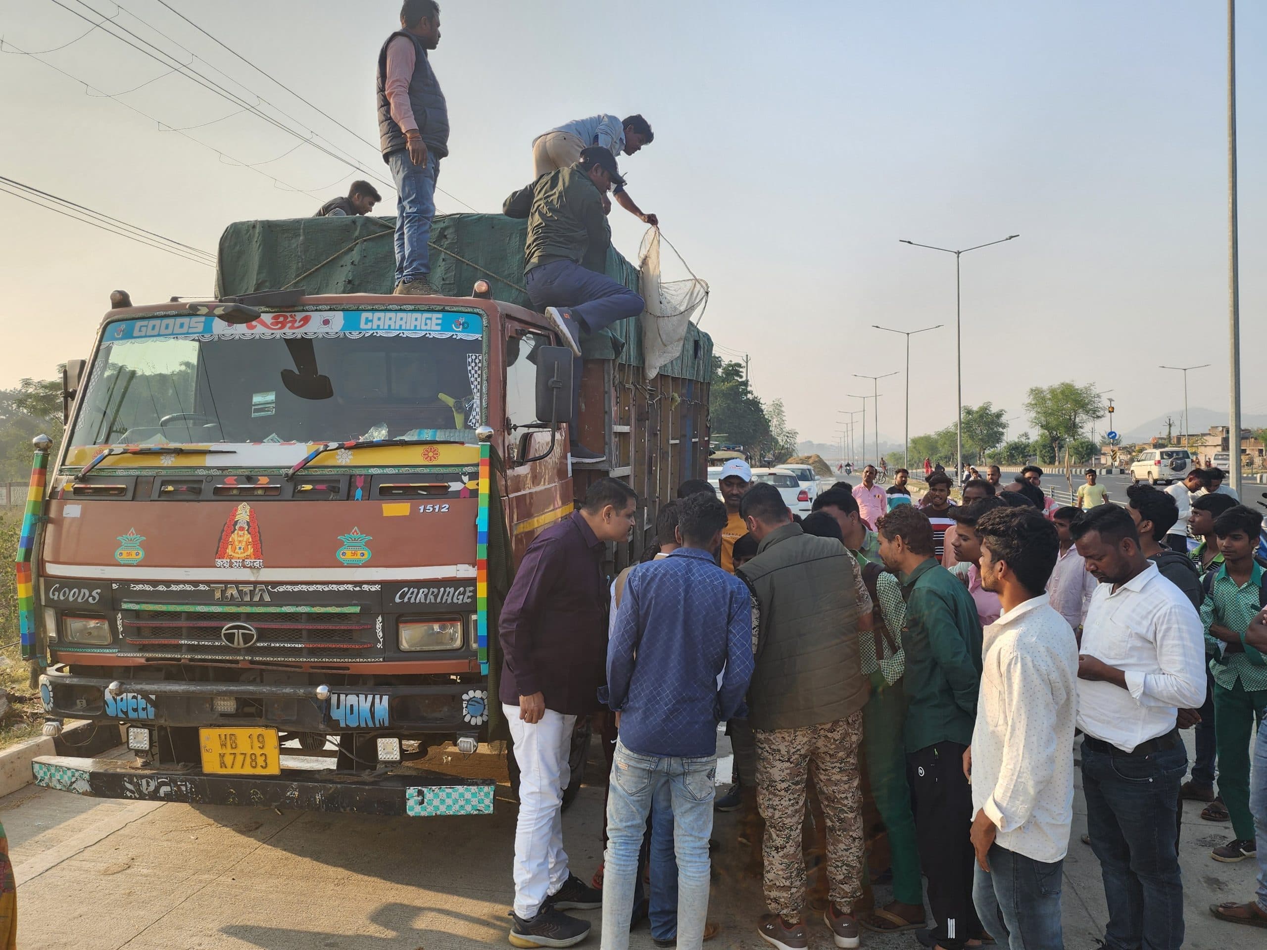 Giridih News: प्रतिबंधित मांगुर मछली से भरा ट्रक पुलिस ने किया जब्त