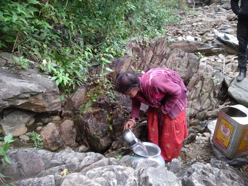 Seraikela News : चौका में आदिम जनजाति पहाड़िया के 27 परिवार बुनियादी सुविधाओं से वंचित, नाले का पानी पीते हैं, बीमार को कंधे पर ले जाते हैं अस्पताल, 10 किमी दूर से लाते हैं राशन