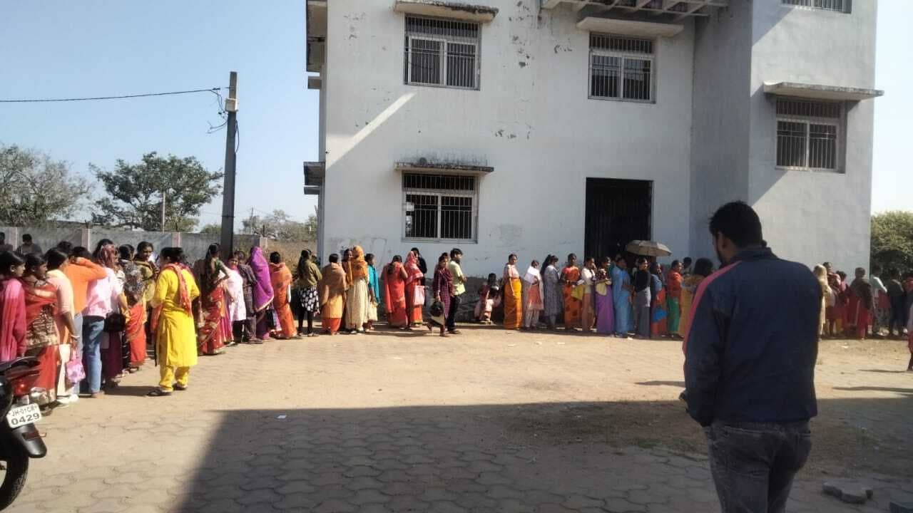 Ranchi News : मंईयां सम्मान योजना के लिए महिलाओं की लग रही लंबी कतार