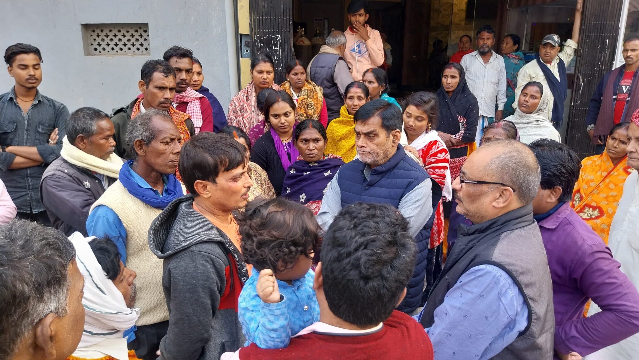 ट्रांसफार्मर फटने से झुलसी महिला की मौत पर दिया चार लाख का चेक