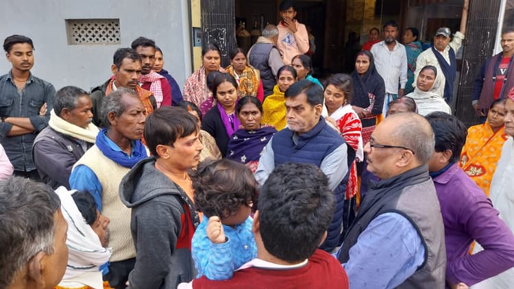 ट्रांसफार्मर फटने से झुलसी महिला की मौत पर दिया चार लाख का चेक