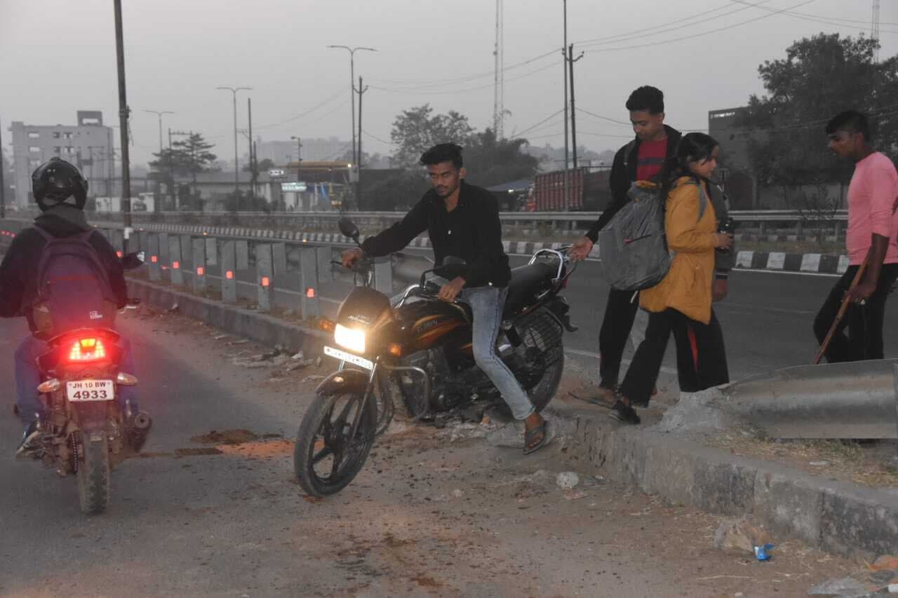 DHANBAD NEWS : अंधेरा व तेज रफ्तार की वजह से आठ लेन बन गयी हादसों की सड़क