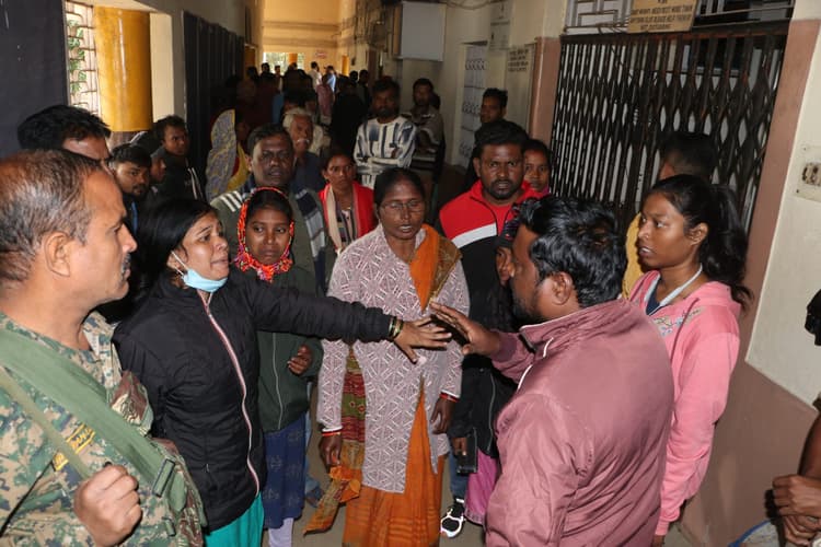 dhanbadnews: मरीज की मौत के बाद सेंट्रल अस्पताल में हंगामा