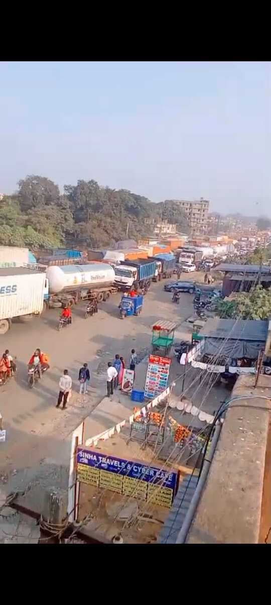 DHANBAD NEWS : जाम के कारण दोपहर की छुट्टी के बाद शाम में घर पहुंच रहे स्कूली बच्चे