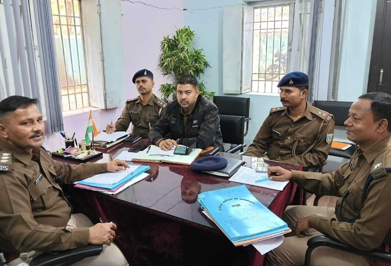 Pakur News: अंतरराज्यीय अपराधियों पर रखें नजर, फरार अपराधियों की बनायें सूची: एसडीपीओ