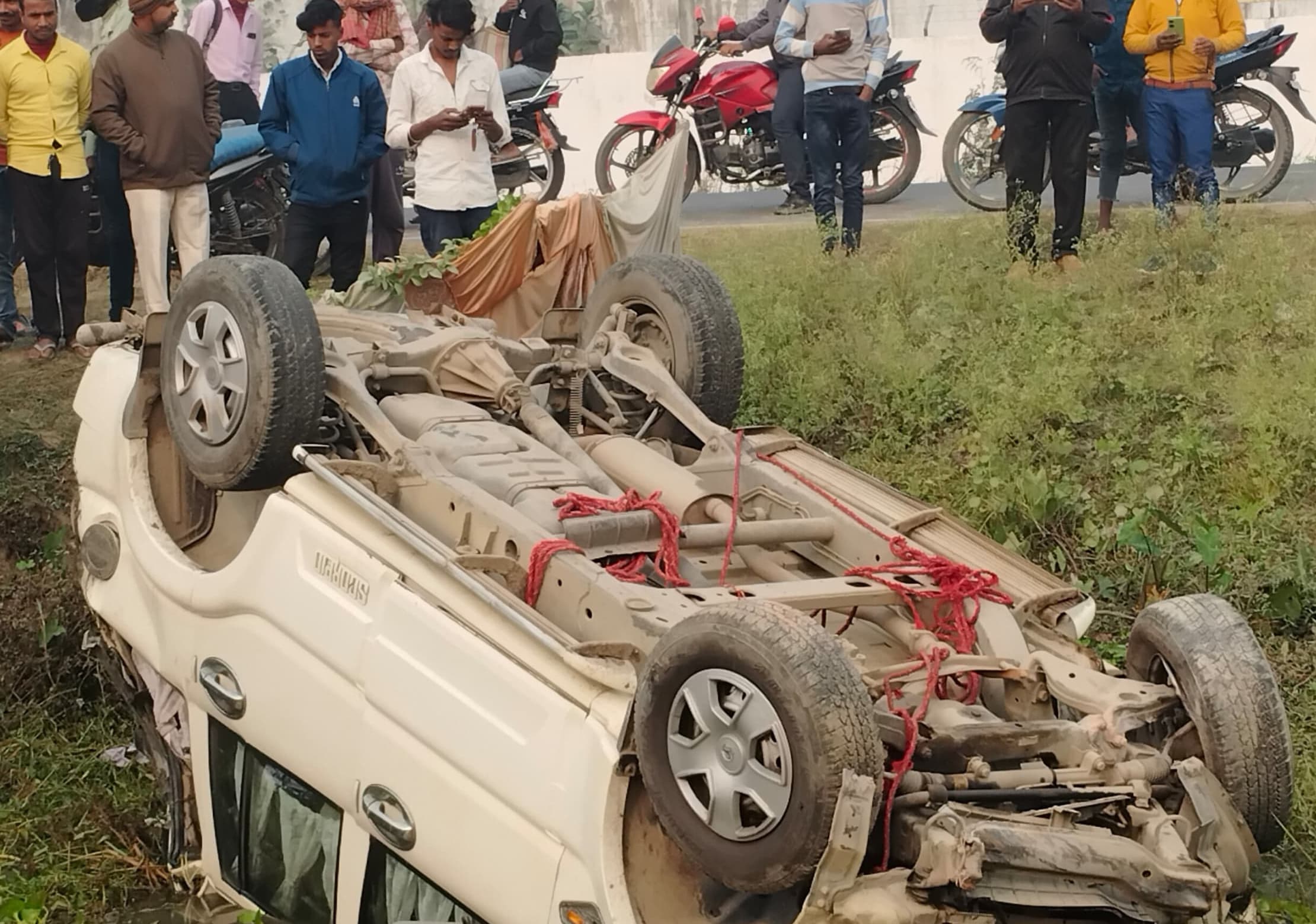 हादसे में स्कार्पियो क्षतिग्रस्त, बाल-बाल बचे चालक