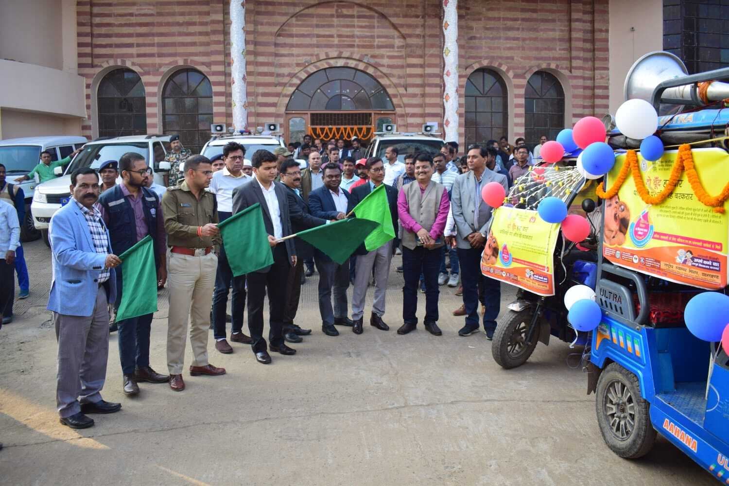 Pakur News: डीसी व एसपी ने रवाना किया जागरुकता रथ