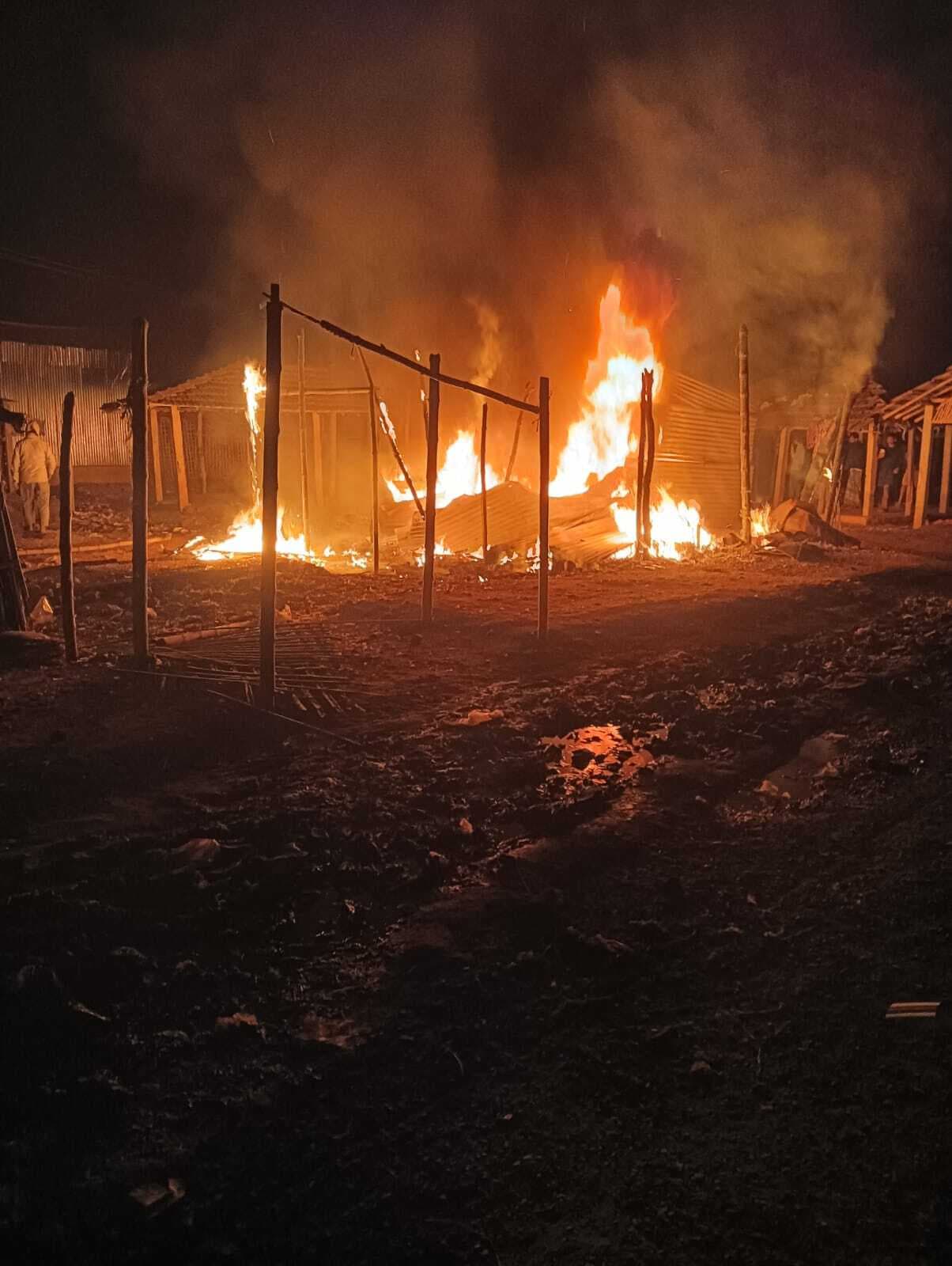 Pakur News: किराना दुकान में लगी आग, लाखों की संपत्ति जलकर खाक