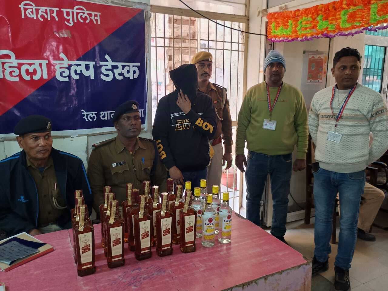 Gaya News : 21 बोतल विदेशी शराब के साथ एक युवक गिरफ्तार