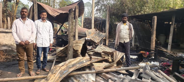 अगलगी में तीन घर जले, तीन लाख की संपत्ति का नुकसान
