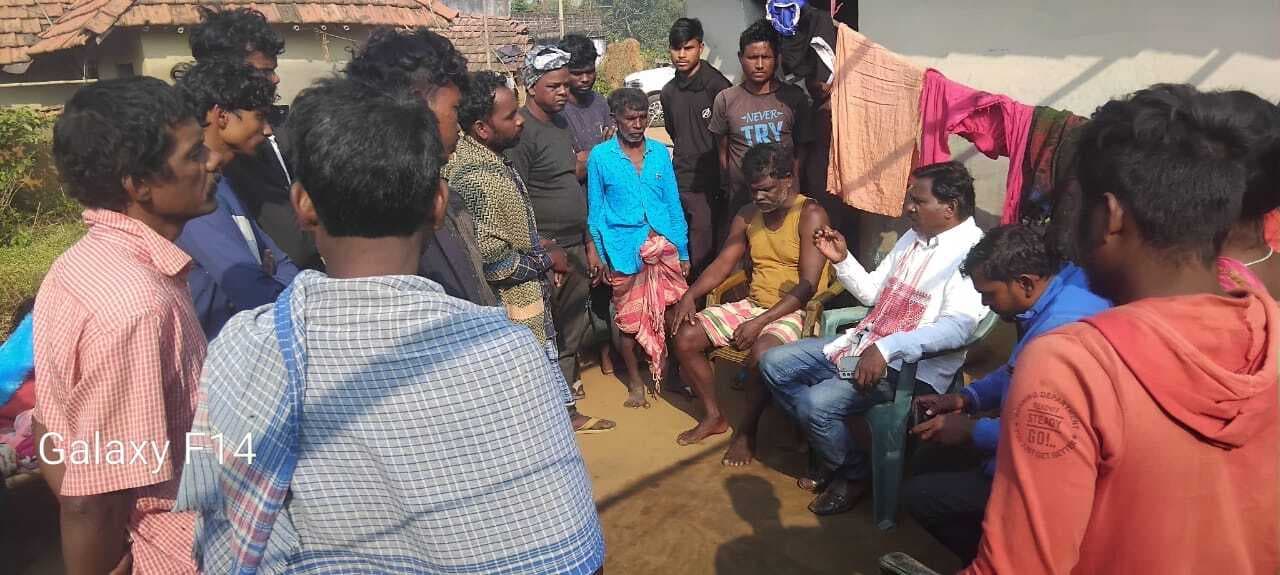 Jamtara News: मृत बच्ची के परिजनों से मिलकर दी सांत्वना