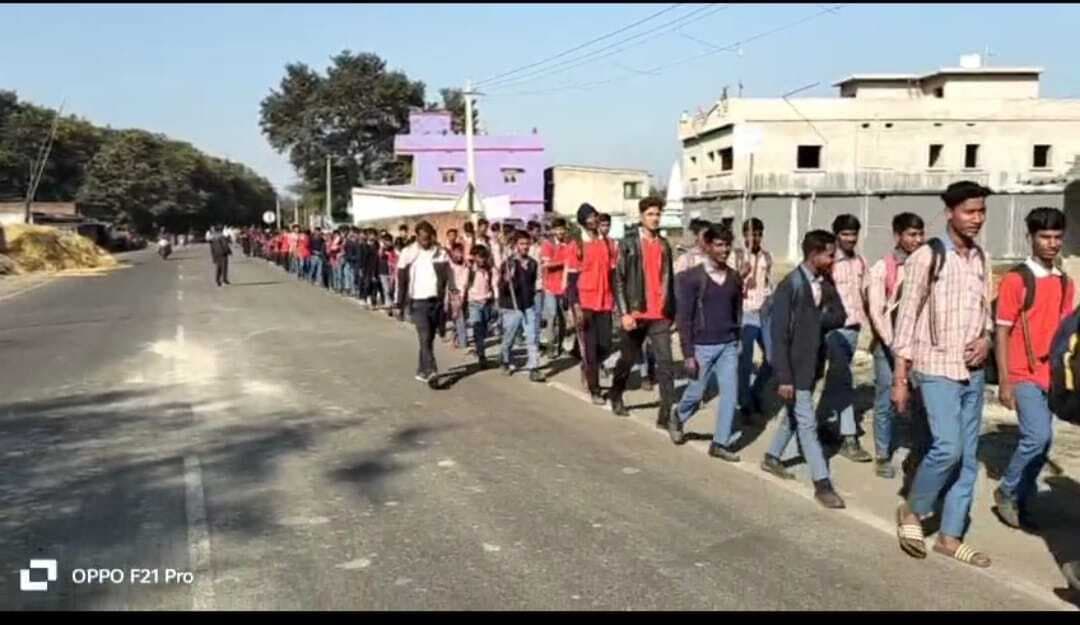 नो इंट्री की मांग को लेकर सड़क पर उतरे स्कूली बच्चे