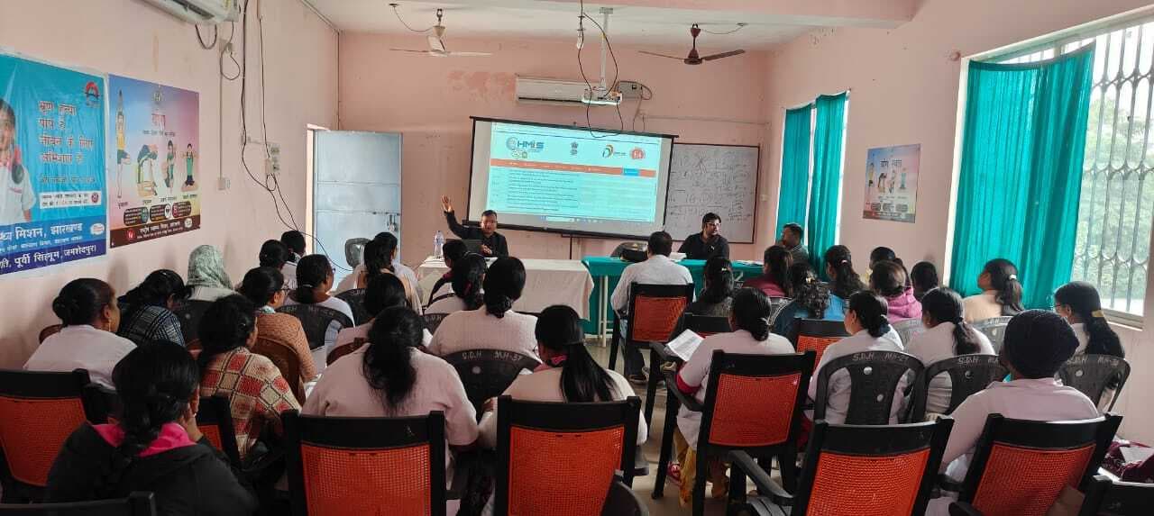 Jamshedpur news. जिले के सीएचओ सहित स्वास्थ्यकर्मियों को दी गयी परिवार नियोजन की जानकारी