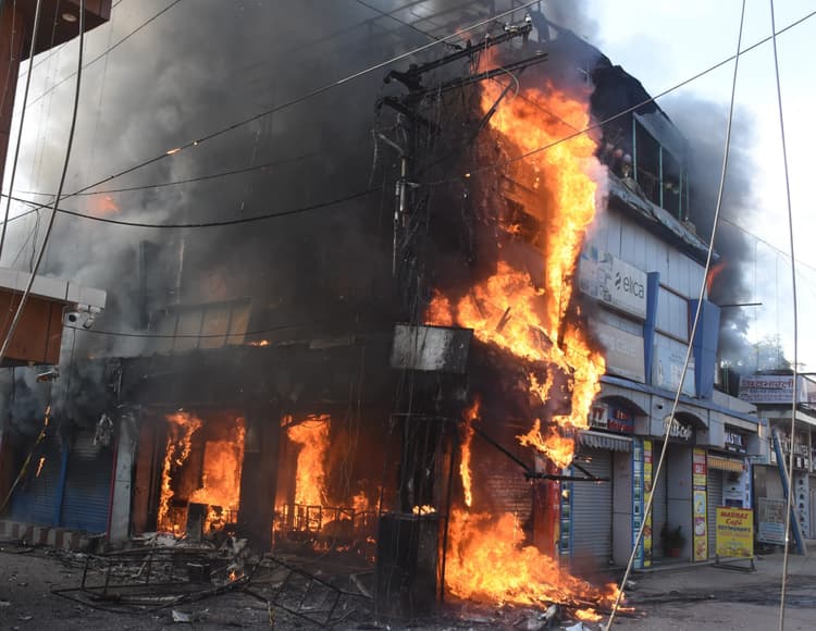 Ranchi News : लालजी-हीरजी रोड की दुकान में लगी आग, 90 लाख का नुकसान