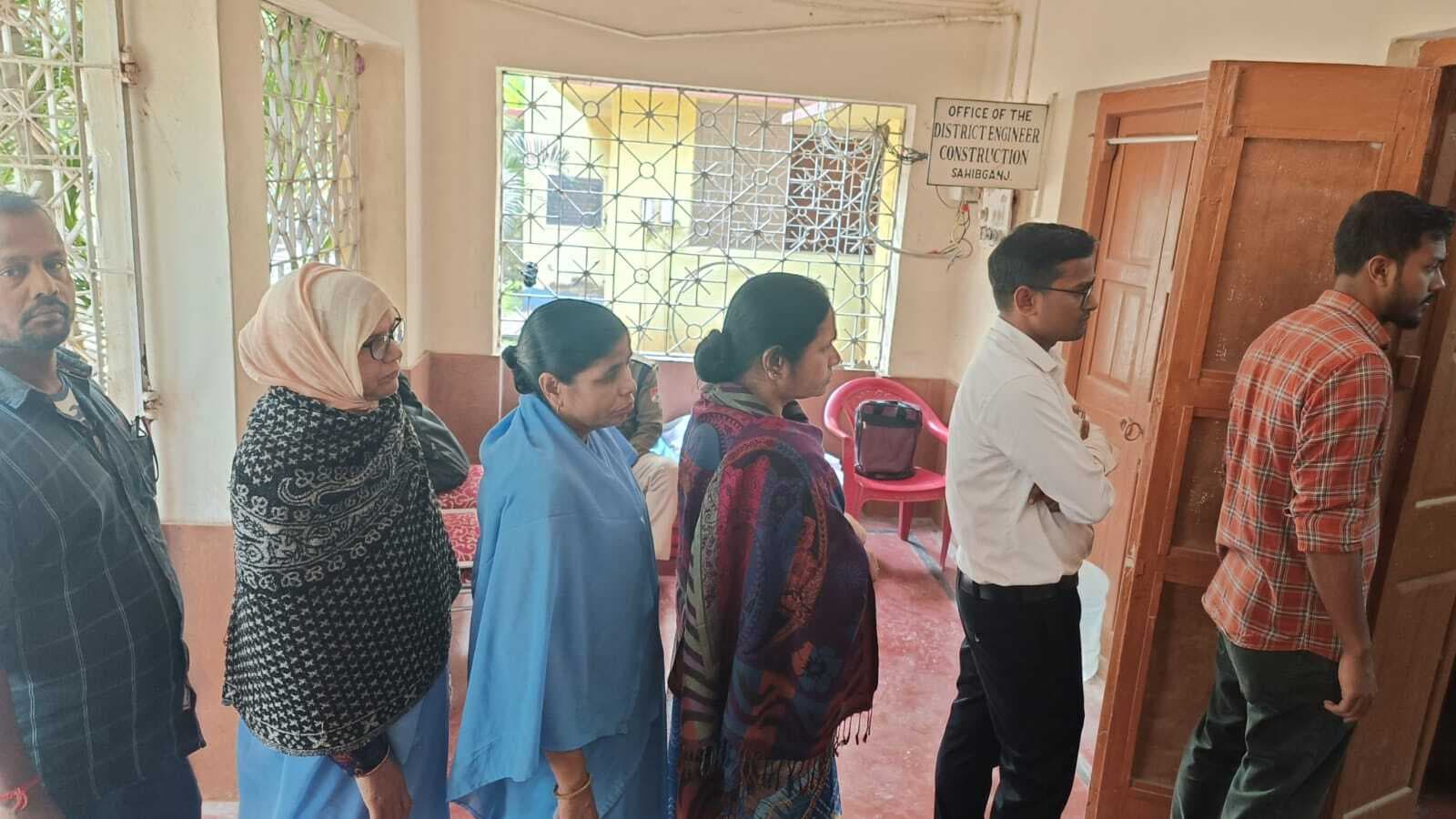 उत्साह के साथ रेल कर्मियों ने डाले वोट