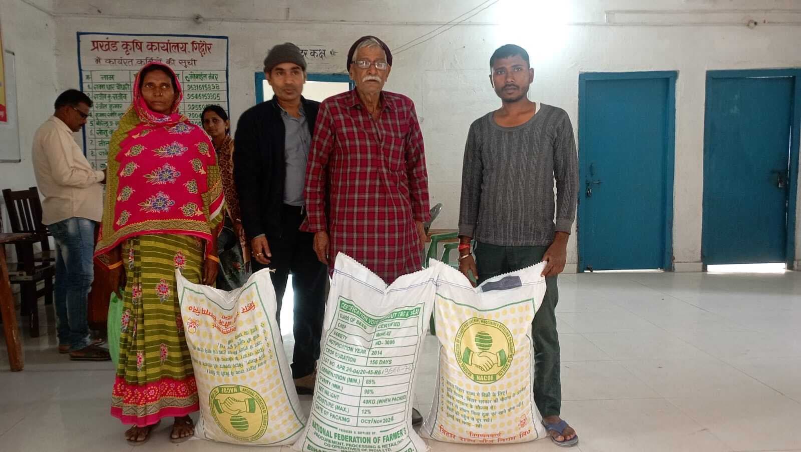 विभाग ने दिया बीज, गेहूं की बुआई में जुटे किसान