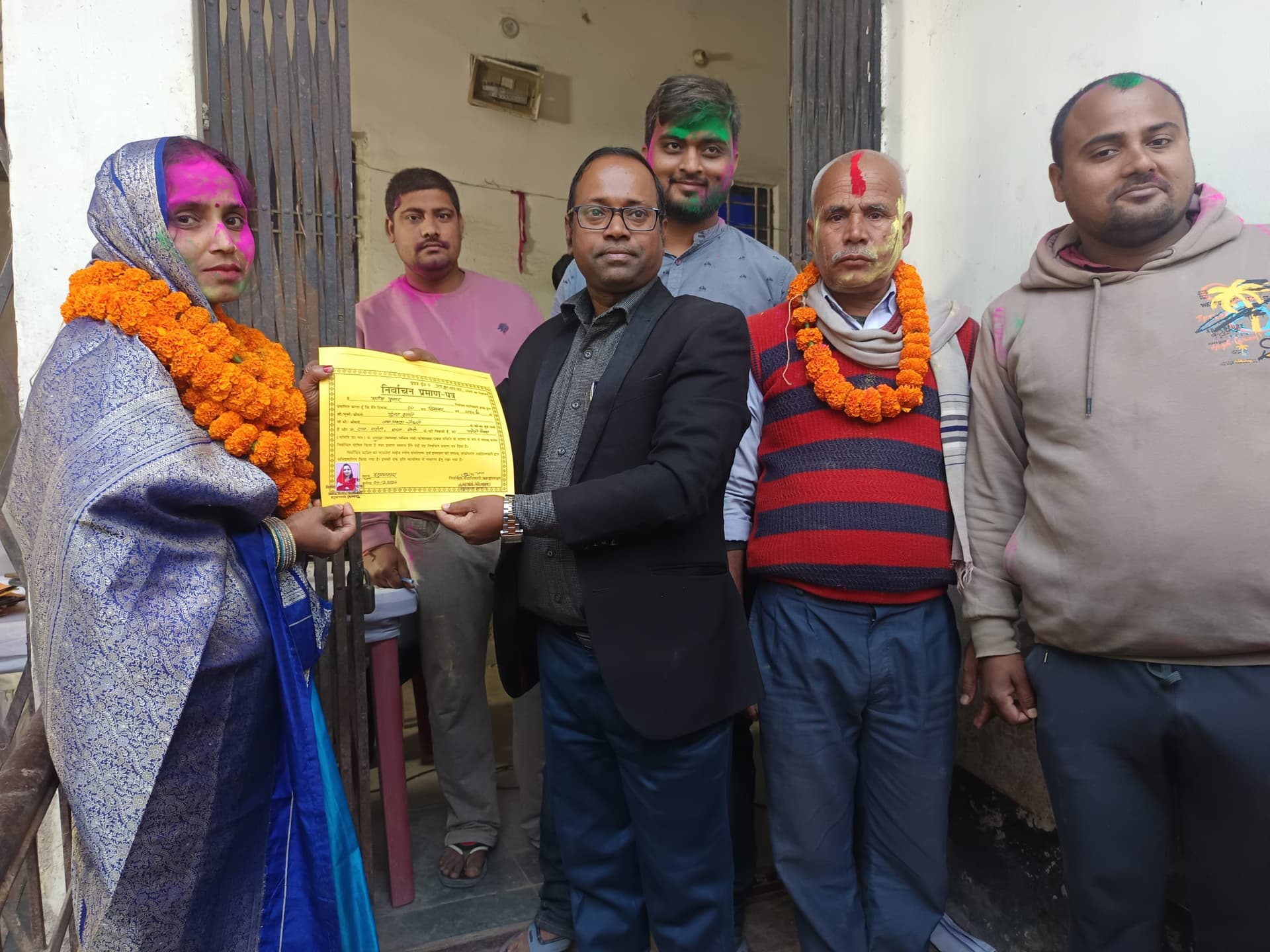 Darbhanga News: तीन चरणों में मतगणना पूरी, बीडीओ ने विजेताओं को सौंपा प्रमाण पत्र