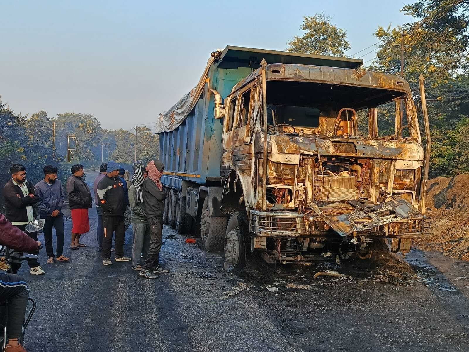 बचरा में आलोक गिरोह ने हाइवा डंपर फूंका