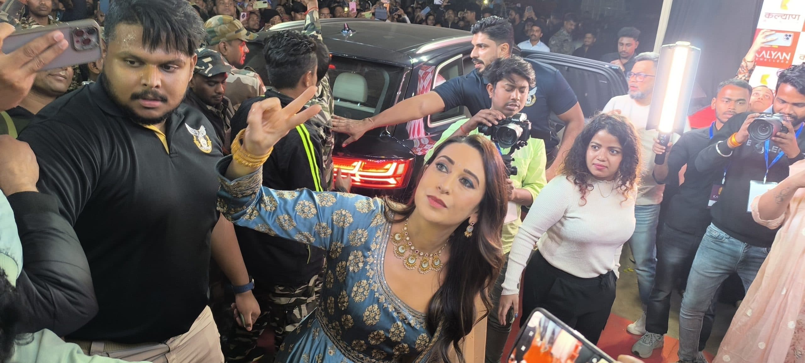 Karishma Kapoor News : कल्याण ज्वेलर्स के उद्घाटन में पहुंचीं अभिनेत्री, झलक पाने को उमड़े फैंस