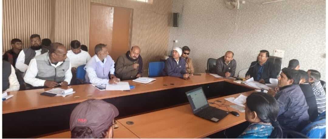 Giridih News: बीडीओ ने की योजनाओं की अद्यतन स्थिति की समीक्षा