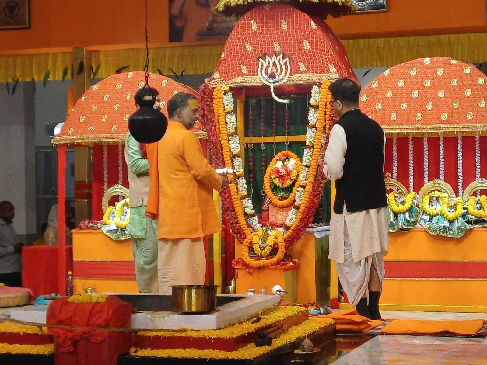 सेवा ही सबसे बड़ी पूजा व धर्म है, रिखिया में सेवा परमो धर्म हुआ साकार : स्वामी निरंजनानंद