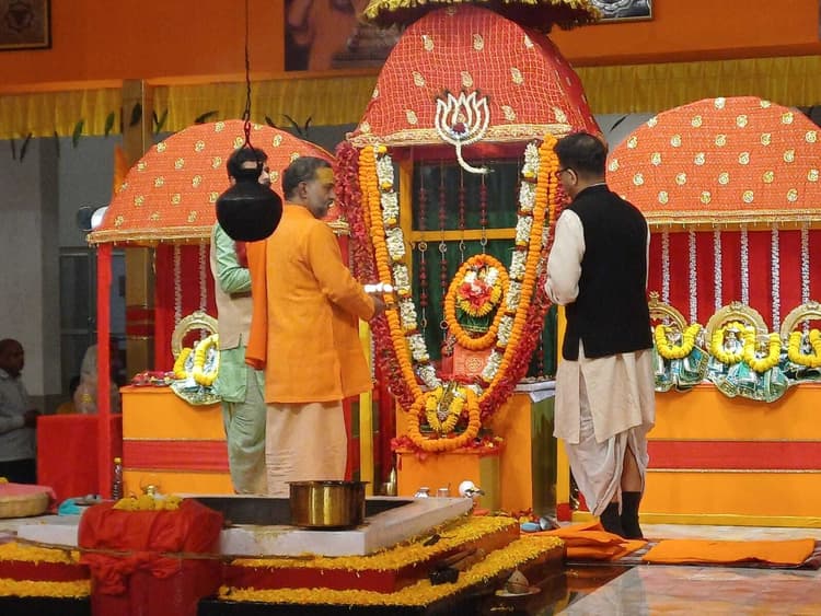 सेवा ही सबसे बड़ी पूजा व धर्म है, रिखिया में सेवा परमो धर्म हुआ साकार : स्वामी निरंजनानंद