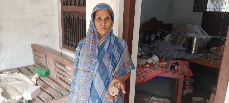 करियन में घर का ताला तोड़ लाखों के जेवरात व सामान की चोरी