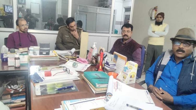 Giridih News: प्रशासनिक टीम ने नर्सिंग होम में चलाया जांच अभियान