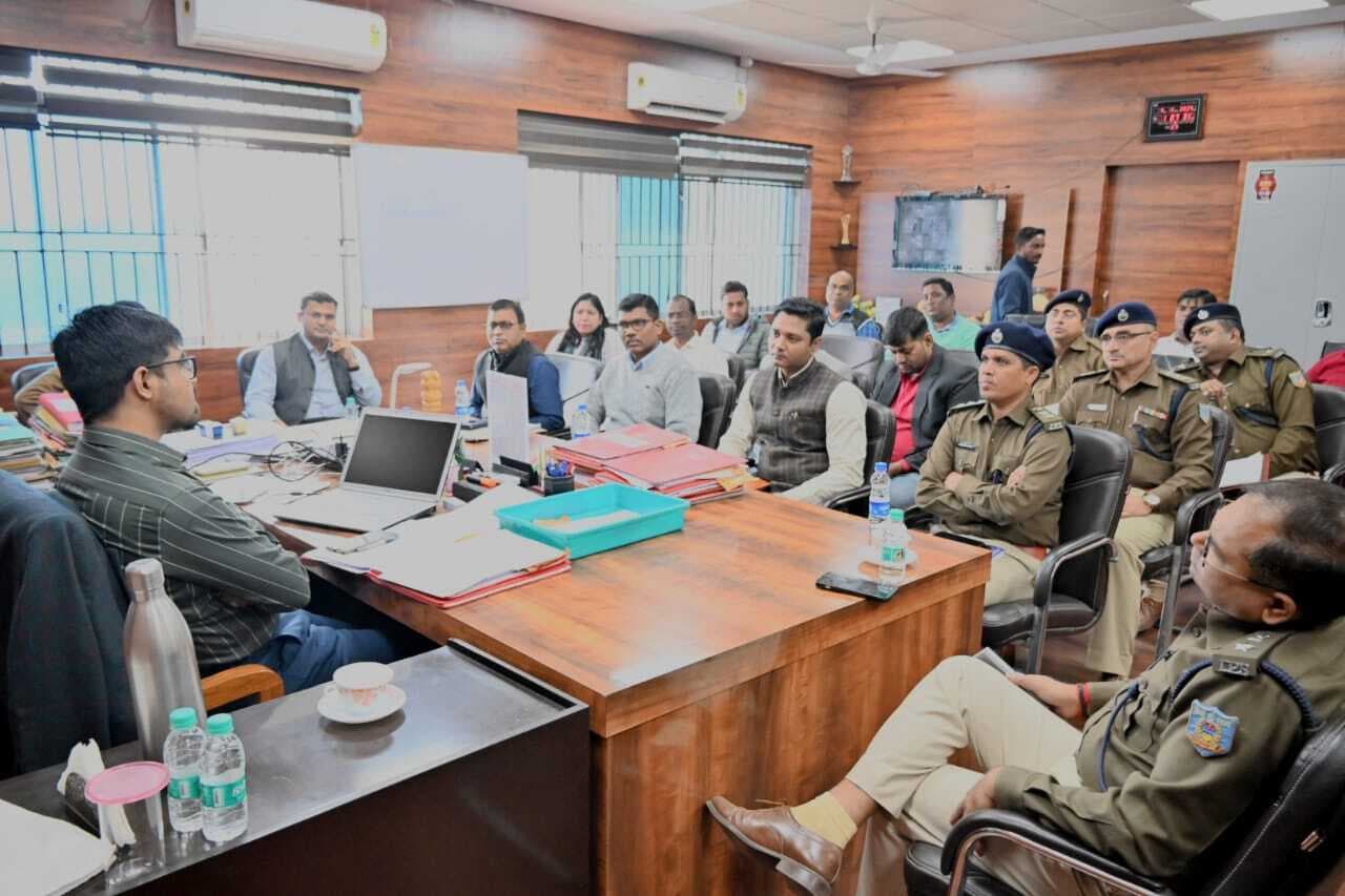 Giridih News: अभ्यर्थियों की शारीरिक जांच व दौड़ के सफल आयोजन को ले डीसी ने की बैठक